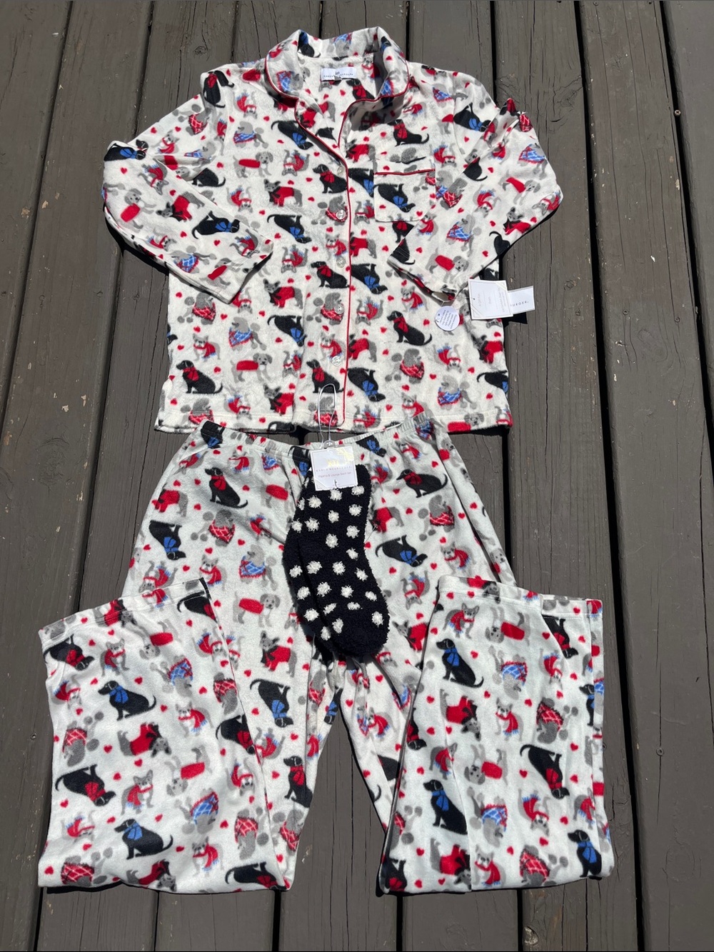Karen Neuburger White Fleece Penguin & Heart Pajama Set with Black Dot Socks